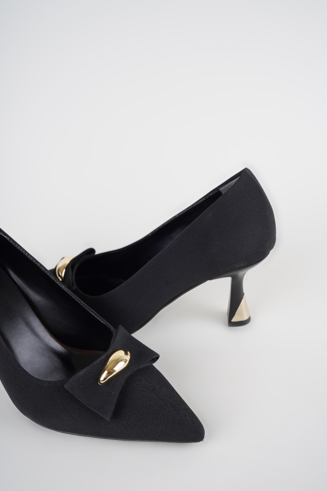 Tiara Siyah Mat Saten Kumaş Gold Detaylı Topuklu Stiletto Tiara Siyah Mat Saten Kumaş Gold Detaylı Topuklu Stiletto