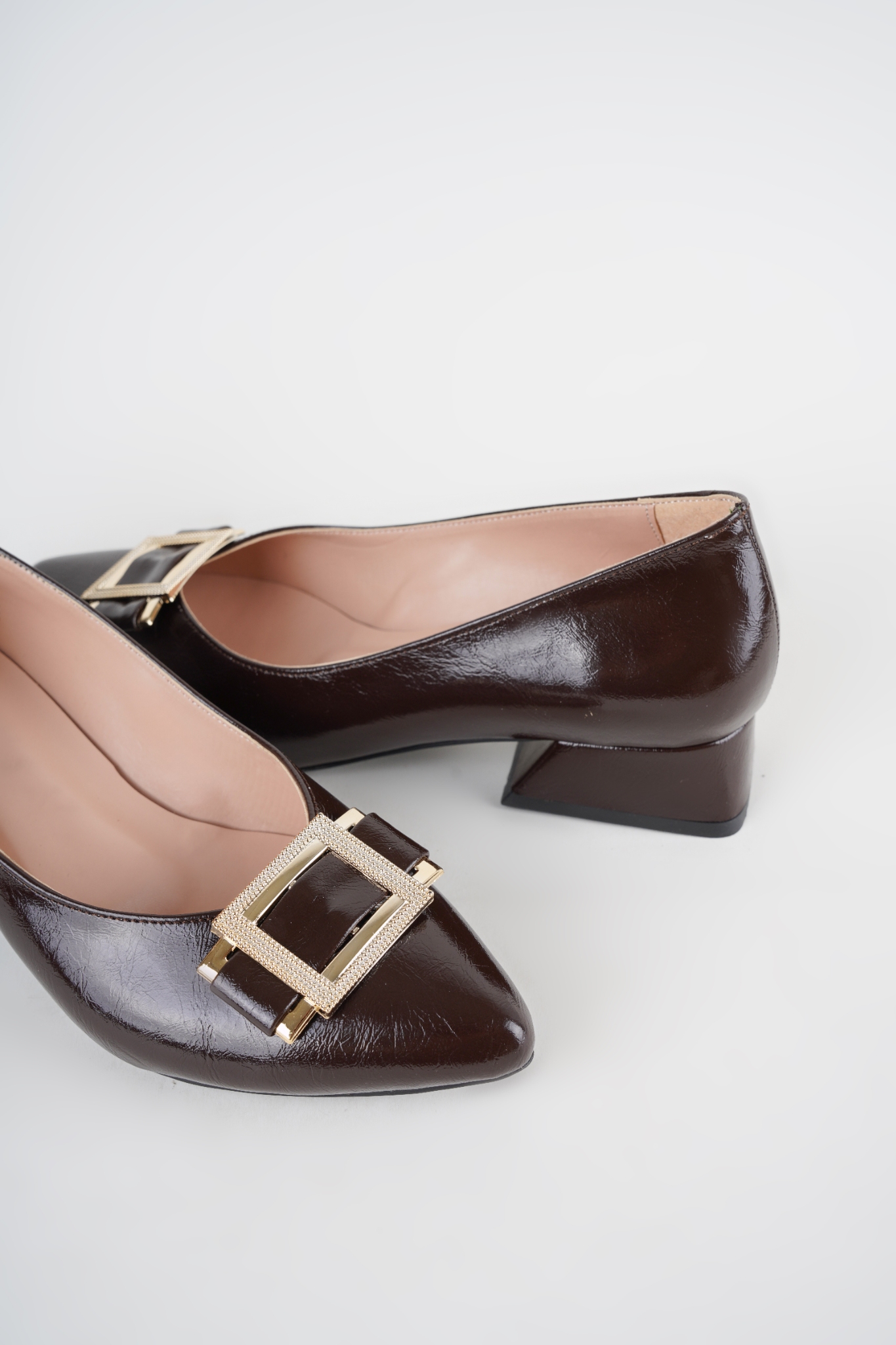 Neva Kahve Kırışık Parlak Cilt Gold Toka Detaylı Babet Stiletto Neva Kahve Kırışık Parlak Cilt Gold Toka Detaylı Babet Stiletto