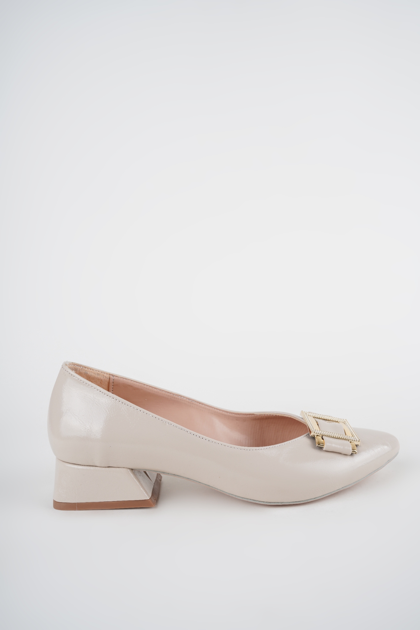 Neva Bej Kırışık Parlak Cilt Gold Toka Detaylı Babet Stiletto Neva Bej Kırışık Parlak Cilt Gold Toka Detaylı Babet Stiletto