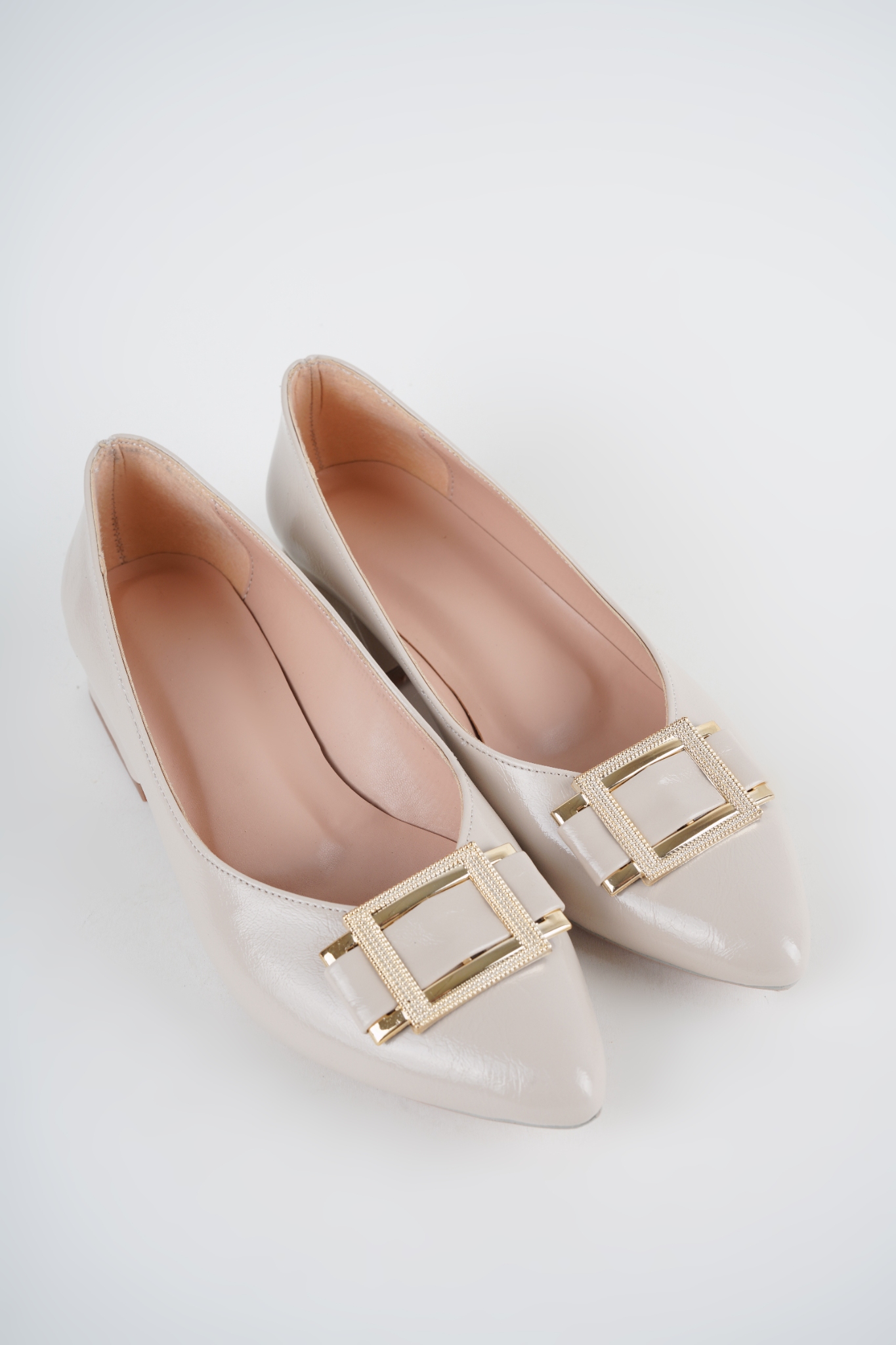 Neva Bej Kırışık Parlak Cilt Gold Toka Detaylı Babet Stiletto Neva Bej Kırışık Parlak Cilt Gold Toka Detaylı Babet Stiletto