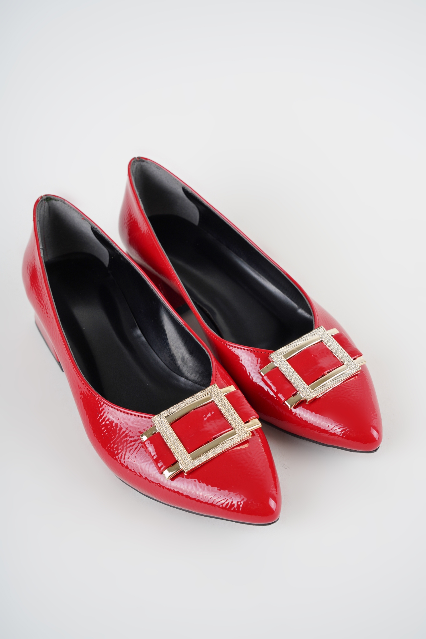 Neva Kırmızı Kırışık Parlak Cilt Gold Toka Detaylı Babet Stiletto Neva Kırmızı Kırışık Parlak Cilt Gold Toka Detaylı Babet Stiletto