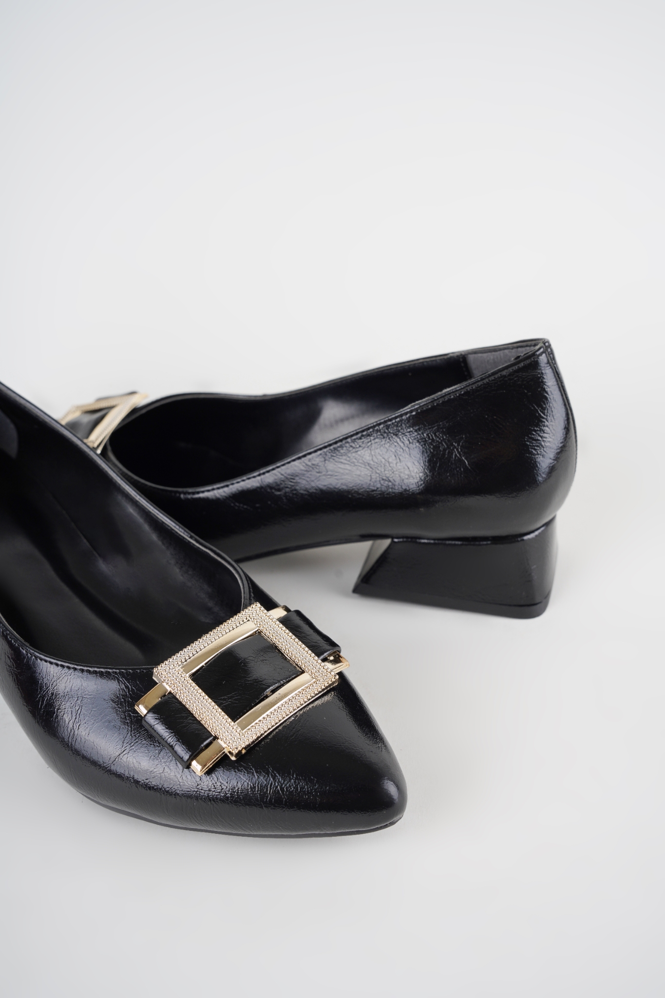 Neva Siyah Kırışık Parlak Cilt Gold Toka Detaylı Babet Stiletto Neva Siyah Kırışık Parlak Cilt Gold Toka Detaylı Babet Stiletto