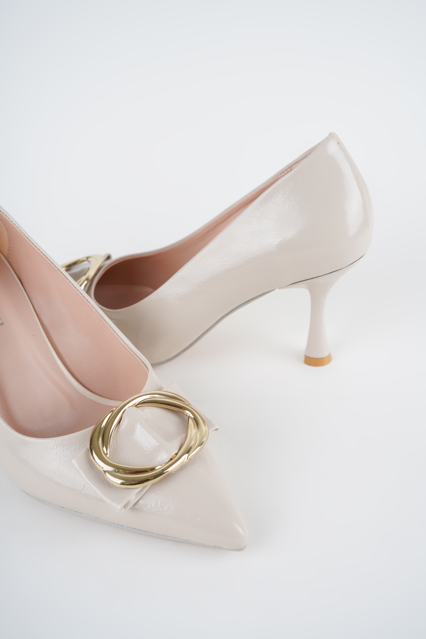 Elisya Bej Kırışık Parlak Cilt Gold Detaylı Topuklu Stiletto Elisya Bej Kırışık Parlak Cilt Gold Detaylı Topuklu Stiletto