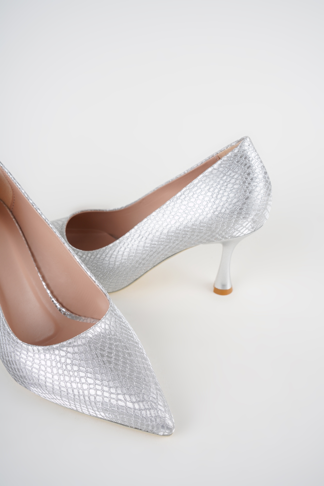 Hira Gümüş Lame Yılan Baskı Detaylı Kadeh Topuklu Stiletto Hira Gümüş Lame Yılan Baskı Detaylı Kadeh Topuklu Stiletto