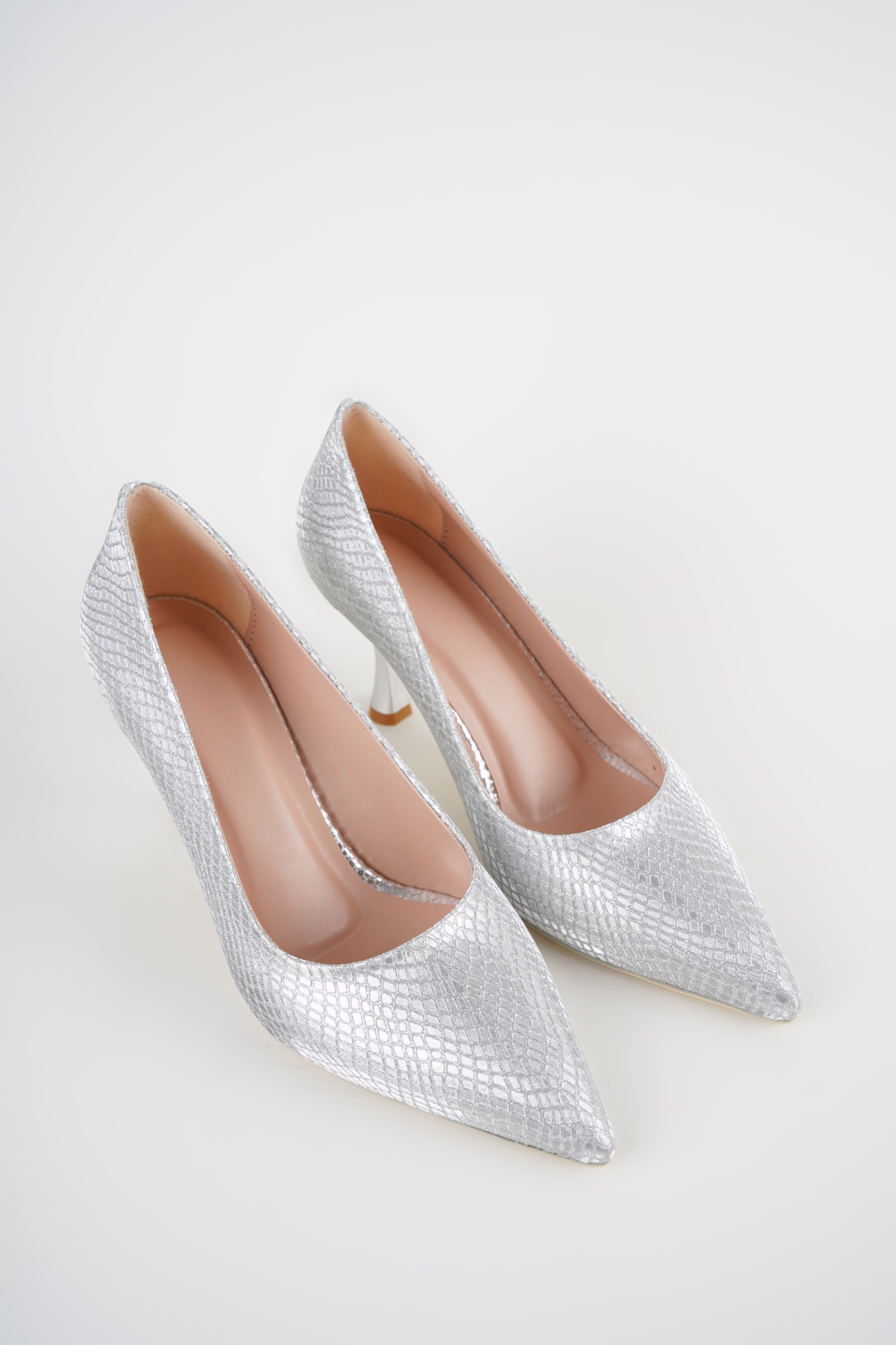 Hira Gümüş Lame Yılan Baskı Detaylı Kadeh Topuklu Stiletto Hira Gümüş Lame Yılan Baskı Detaylı Kadeh Topuklu Stiletto
